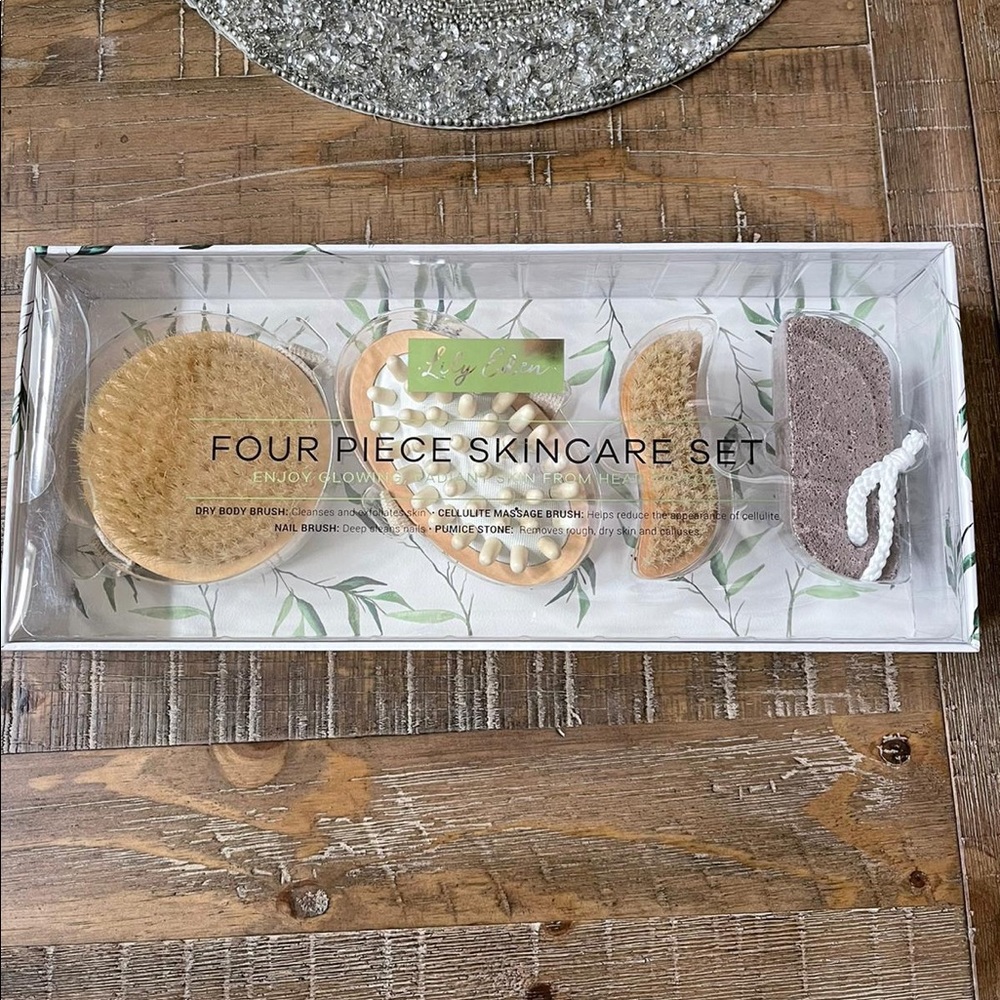 Four pieces skin care set
